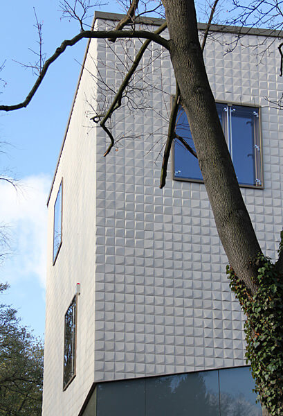 Architekturkeramik-Baukeramik-innovative-Sonderanfertigung-Pyramidenfliesen