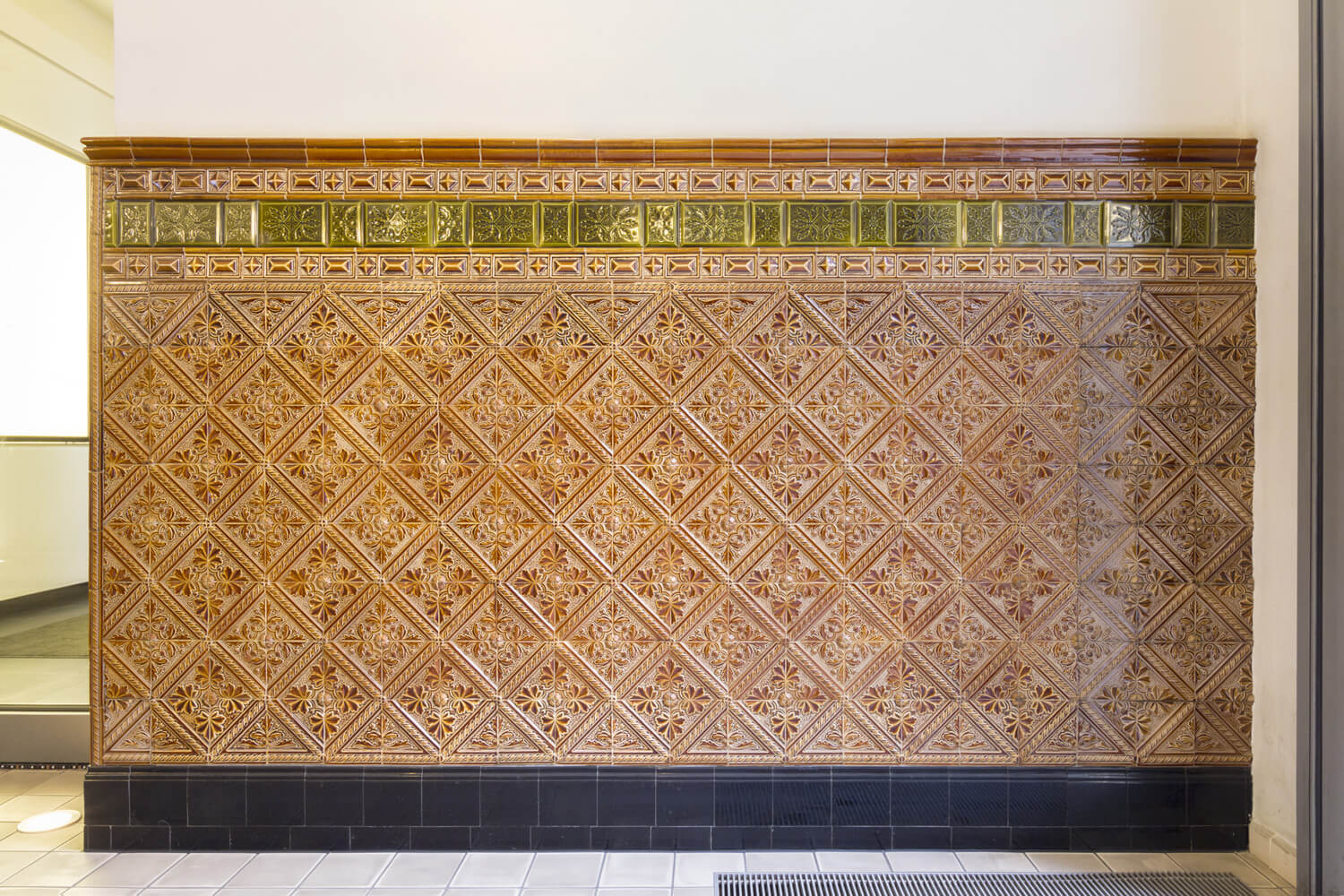 Restaurierung_Fliesenpanell_Gruenderzeit_Hausvoigteiplatz_2