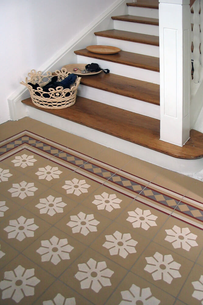 Hausflur mit historischen Bodenfliesen mit floralem Muster, Fliesen mit Blumenmotiv in weiß und beige