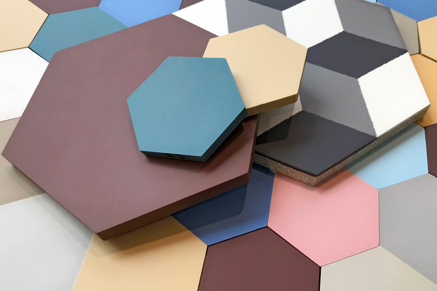 Hexagon 6-eck-Fliesen, historische Maße und Farben, rot, beige, ocker und anthrazit.