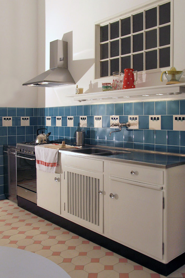 Küche mit gelblichen Achteckfliesen und Einlegern in altrosa