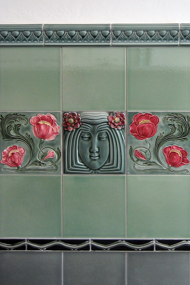 Historische Wandfliesen der Gründerzeit und des Jugendstil, Fliesen mit Gesicht, Blumenmuster, GOLEM-Fliesen