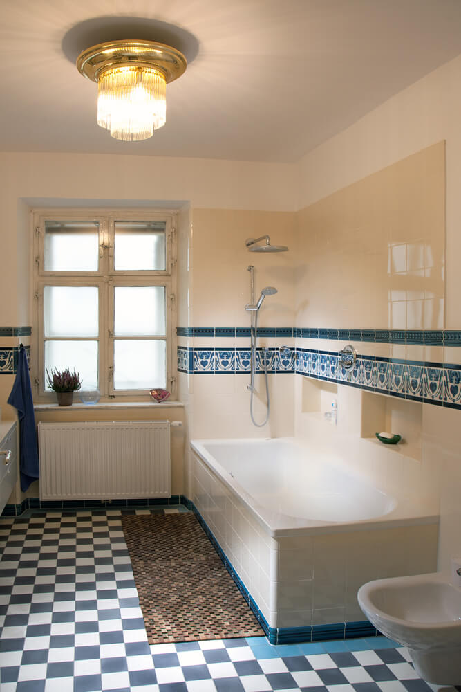 Bad mit Wandfliesen und Bodenfliesen, Kombination von Wandfliesen und Bodenfliesen, Schachbrettverlegung in schwarz und weiß, Badewanne mit Fliesen, Fliesen in der Dusche