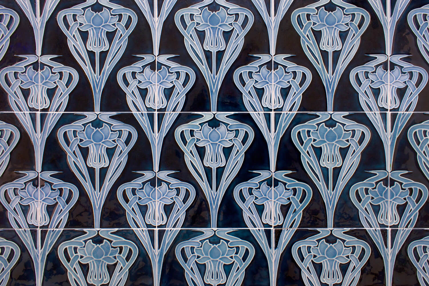 Dekorfliesen-Paneel-Jugendstil-floral-Ornament-blau -Vereinigte-e.teichert-1900-Bild1 Jugendstilfliesen mit floralem Ornament, in Blautönen dunkelblau und hellblau, Entwurf: E.Teichert, 1900