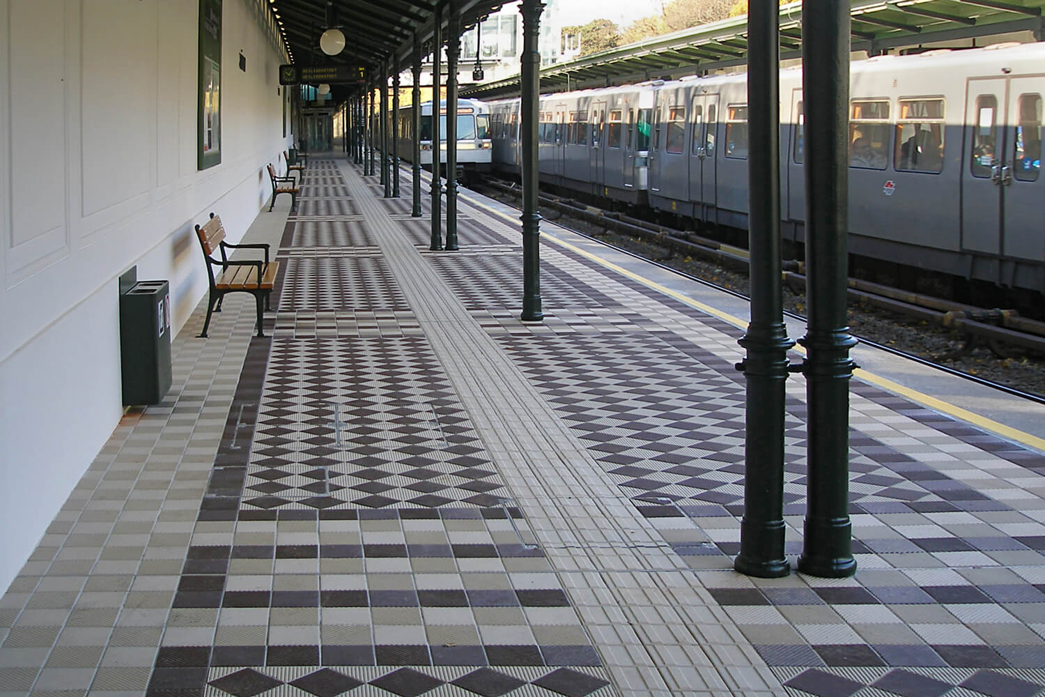 Restaurierte Fliesen auf dem Bahnsteig in Schönbrunn (Wien), mit einfarbigen un mehrfarbigen reliefierten Fliesen von Golem
