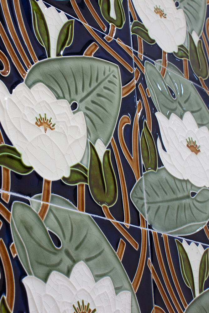 Golem-Fliesen-Bad-Jugendstil-Dekor-Ornament-floral-weiss-blau-gruen-orange-Villeroy-und-Boch-1900-Bild1 Jugendstilfliese von GOLEM Baukeramik mit floralem Ornament in weiß, dunkelblau, grün und braun, zweiteiliges Dekormotiv, Entwurf: Villeroy & Boch, 1900