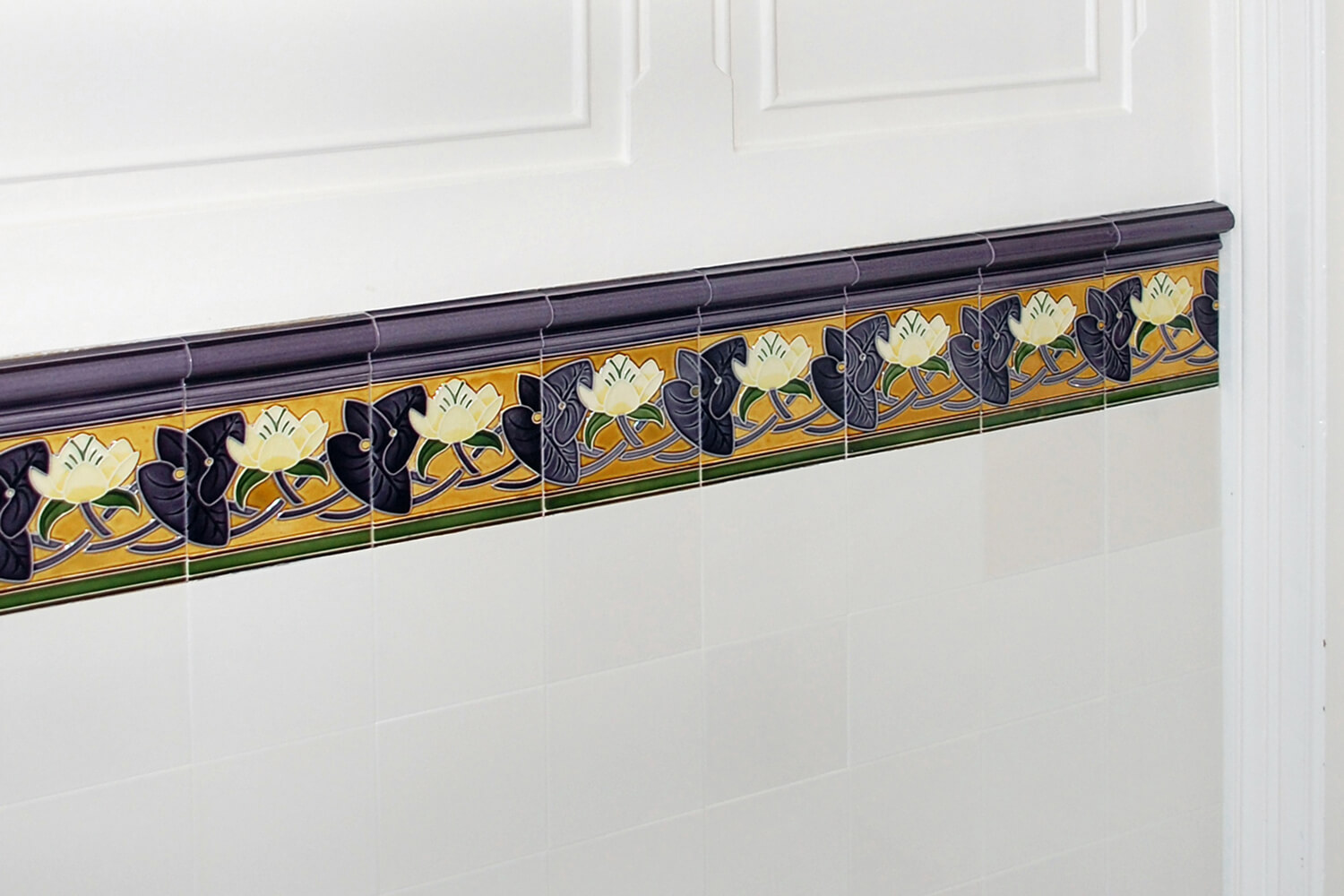 Kombination Bordüre und Wandfliesen, Violett, Lilie, Wandfliesen mit floralem Motiv, Blumenmuster, Rapport, GOLEM Fliesen, Ursprung: Villeroy & Boch Mosaikfabrik, Mettlach, um 1900