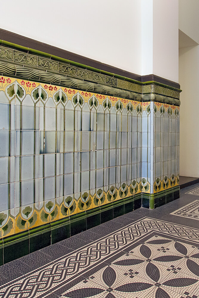Historischer-Hauseingang-in-Berlin-Mitte-Jugendstil-florales-Ornament-hellblau-gelb-gruen-tonwerke-Offstein-1900-Bild-1 Historischer Hauseingang in Berlin-Mitte mit Jugendstilfliesen, Kombination von floralen Ornament in hellblau, gelb, gruen. Entwurf: Tonwerke Offstein 1900