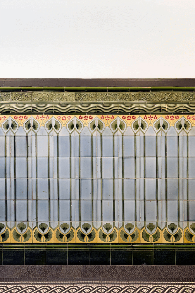 Historischer Hauseingang in Berlin-Mitte mit Jugendstilfliesen, Kombination von floralen Ornament in hellblau, gelb, gruen. Entwurf: Tonwerke Offstein 1900 Historischer Hauseingang in Berlin-Mitte mit Jugendstilfliesen, Kombination von floralen Ornament in hellblau, gelb, gruen. Entwurf: Tonwerke Offstein 1900