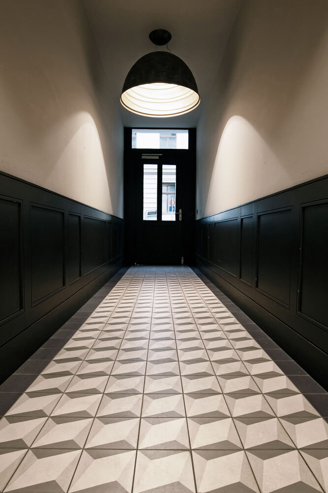 Klassischer Hauseingang mit Bodenfliesen mit geometrischen Motiv, 3D-Muster in ocker, beige und sandfarben, SF 317 von Golem