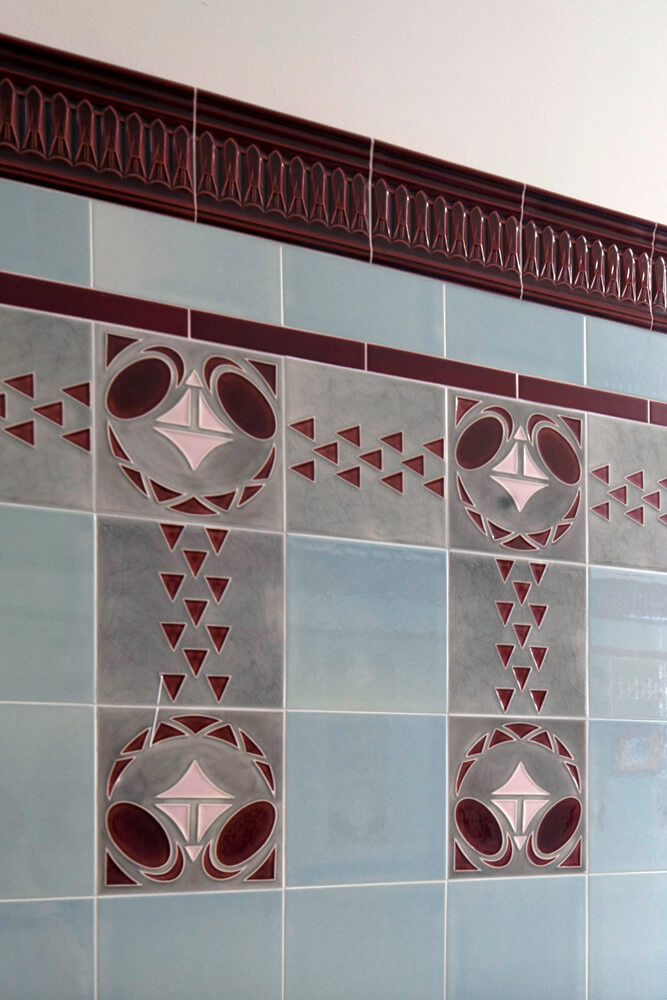 hauseingang-jugendstil-ornament-geometrisch-grau-rot-norddeutsche-steingutfabrik-grohn-vegesack-1900 Hauseingang mit GOLEM-Fliesen in hellblau, grau und rot, geometrisches Motiv des Art Deco, zweiteiliges Motiv, Entwurf: Norddeutsche- Steingutfabrik Grohn Vegesack, 1900