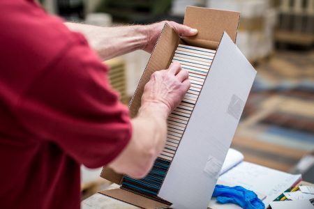 Wandfliesen-einfarbig-blau-verpacken-Steingut-Handarbeit