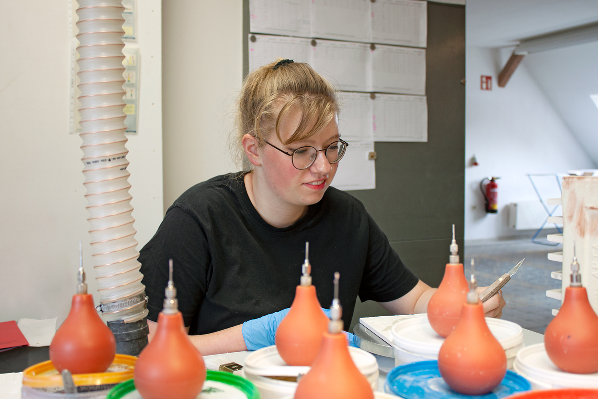 Dekor-Malerei-Ausbildung-Industriekeramiker-mit-der-Spezialisierung-Dekorationstechnik-traditionelles-Handwerk-Fliesenkunst-Keramik
